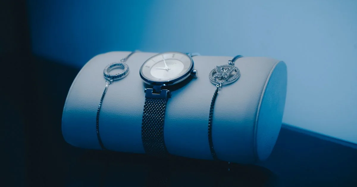 Montre de luxe et bijoux en exposition, mettant en avant l'élégance et le style.